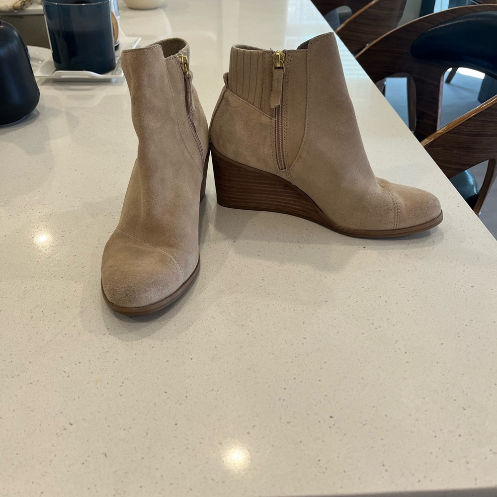 TOMS Suede Wedge Ankle Booties Size 8 Tan Zip Boot